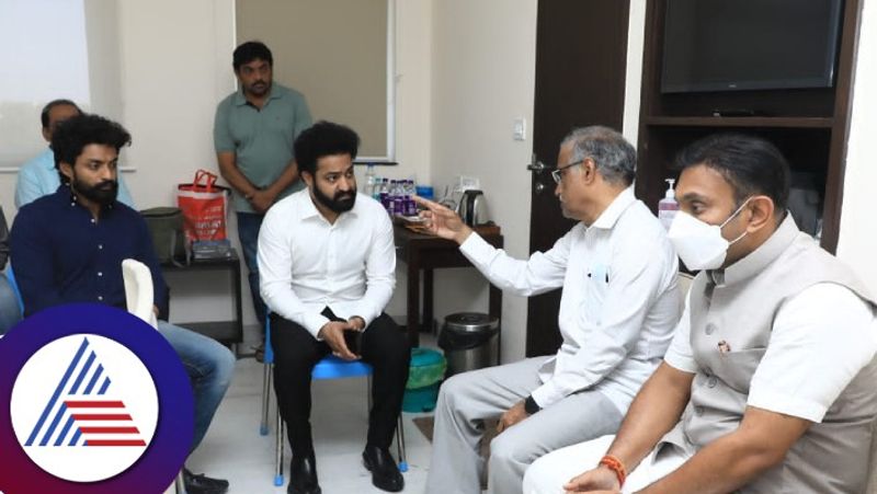 Tollywood actor  junior NTR   pays tribute  to  Junior NTR  To  Tarakaratna  Dead body