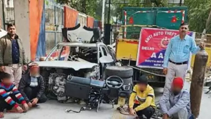 Delhi police shocked after they chased the case of car theft, There were many spare parts of more than 50 luxury cars akb