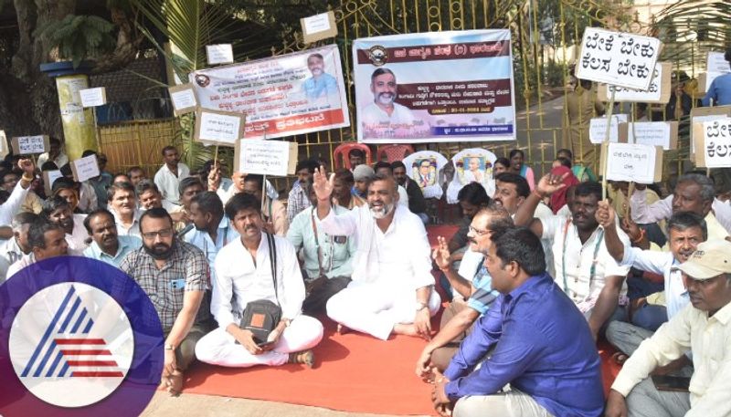 Demand for re employment of 358 employees Fast unto death opposit to dharwad palike sat