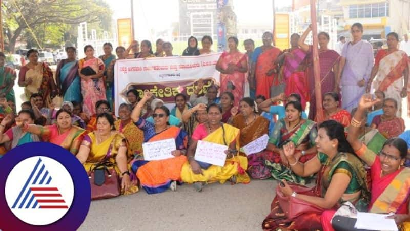 Demand for implementation of monthly pension Protest by Anganawadi workers helpers federation at chikkamagaluru gvd