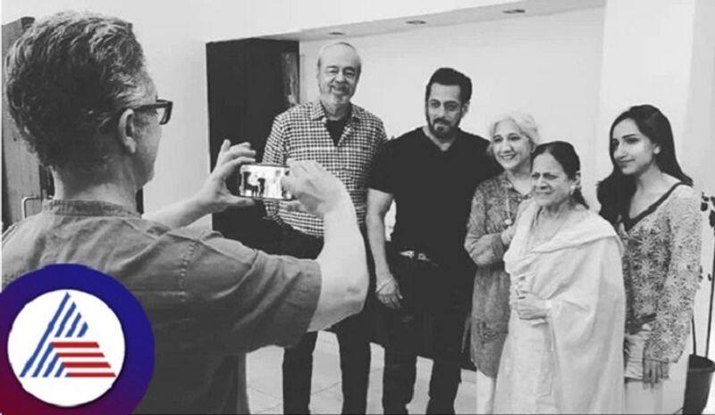 Aamir Khan Takes Pic Of Salman Posing With His Family Sister Nikhat Shares in Social Media san