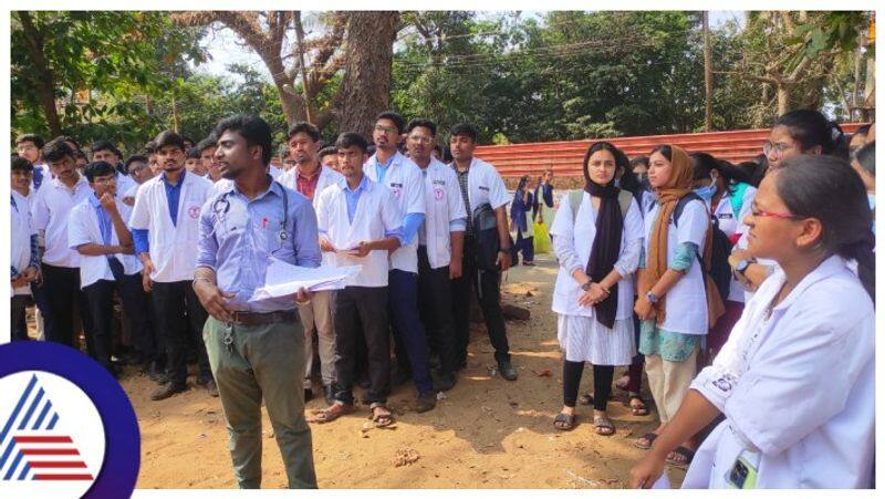 Students protest against the  government medical college in Uttara Kannada gow