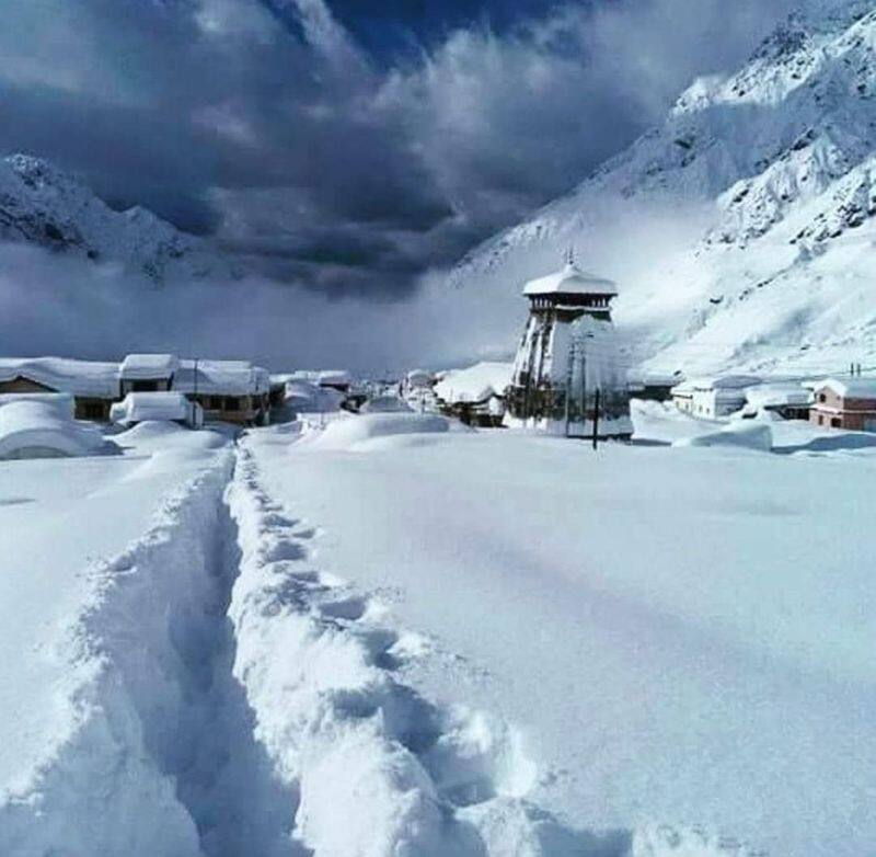 Kedarnath Temple mesmerises as it Gets Wrapped Under Blanket of Heavy Snow skr