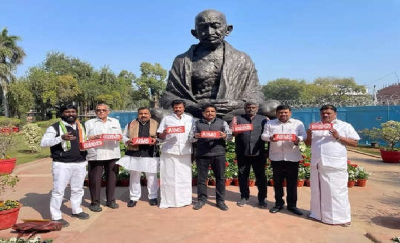 tn mps protest outside of parliament condemned the non allocation of funds in the budget for madurai aiims