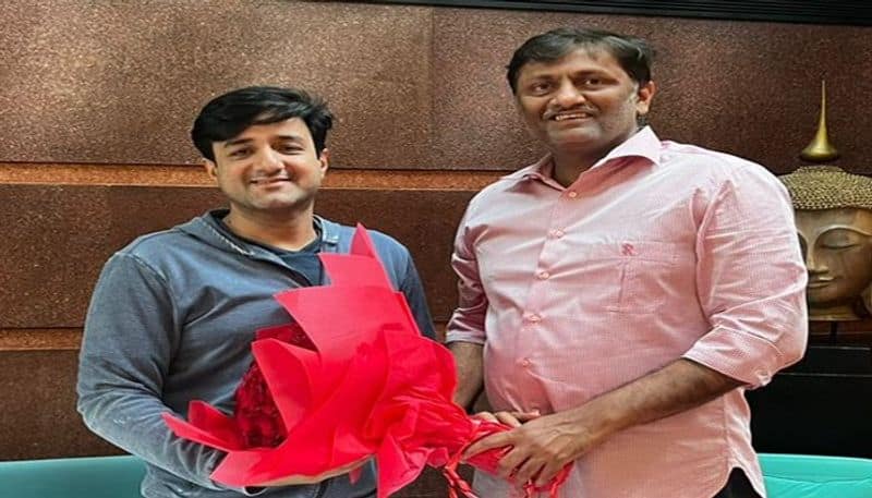 Producer Naveen yerneni congratulated to pathaan director Siddharth Anand