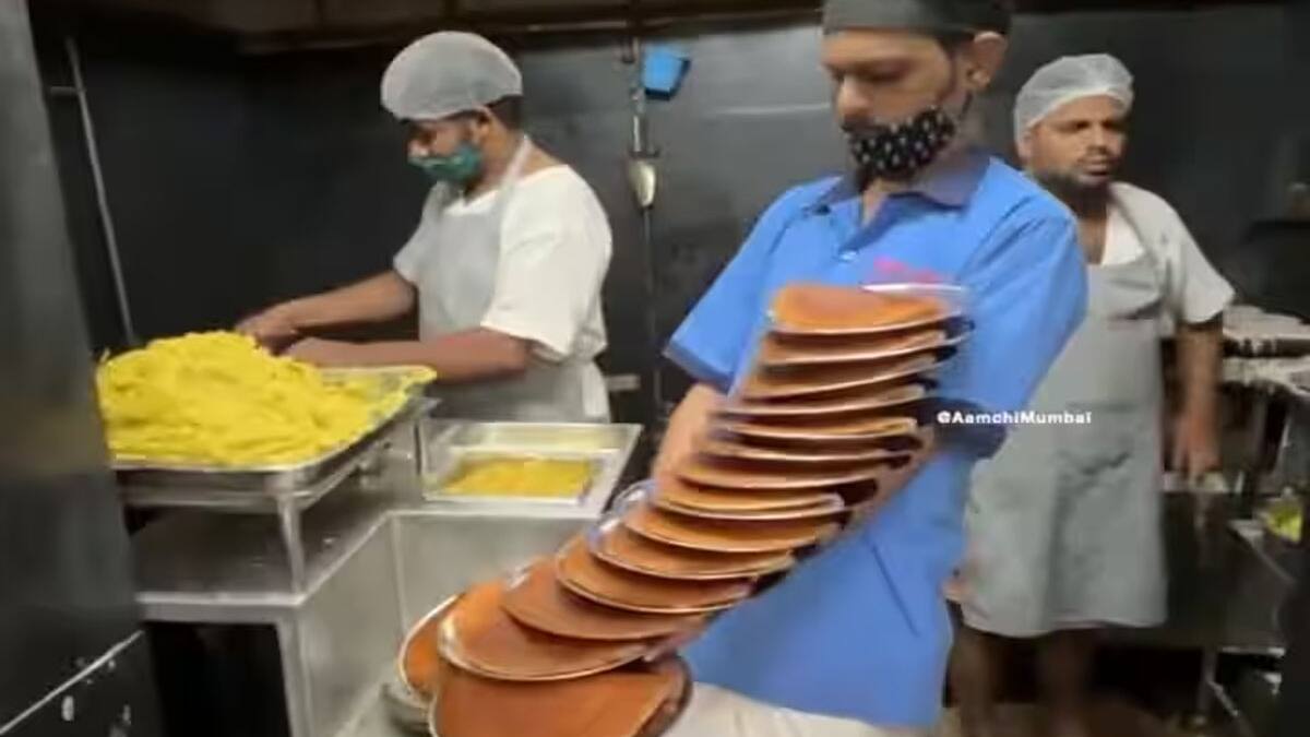  waiter Viral Video