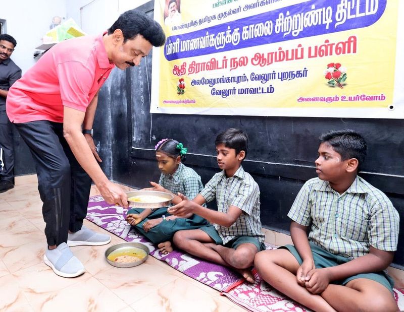 cm mk stalin serve the breakfast for school children in vellore district