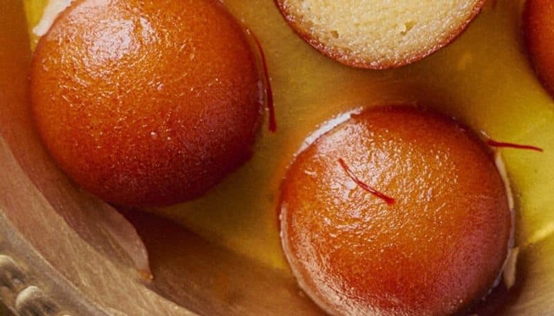 2 Gulab Jamuns For Rs 400 Tweet viral azn