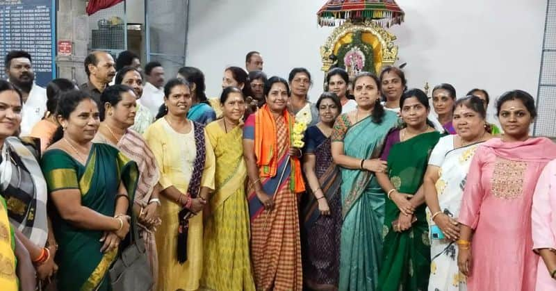 mla vanathi srinivasan visits palani murugan temple