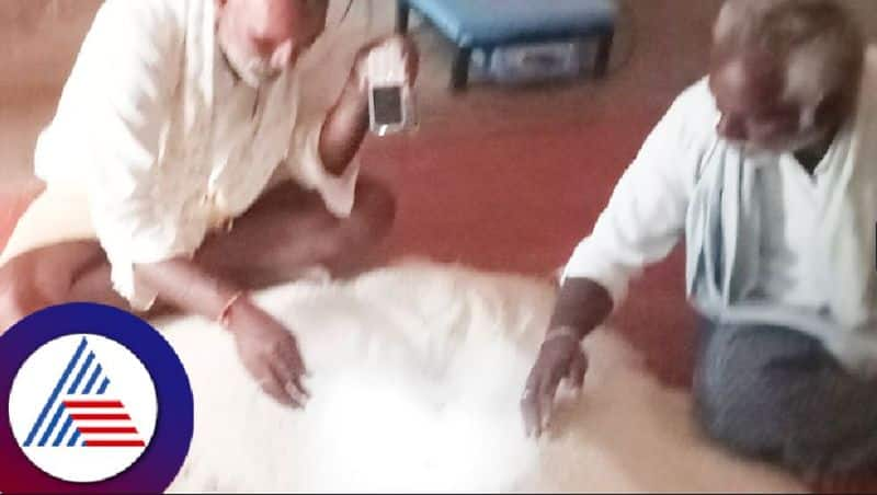 Fertilizer crystals found in ration rice in yarammanahalli at tumakuru rav