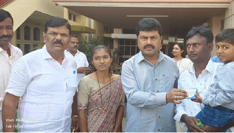 Shivamogga MP B Y Raghavendra Aid for the treatment of a child suffering from a strange disease akb 