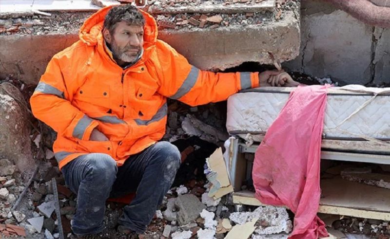 Turkey Syria Earthquake Father not let go daughters hand even he knows she is dead AFP veteran photographer Adem Altan shares moment akb