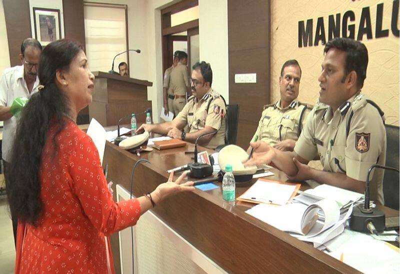 Mangaluru woman blaming commissioner in front of ADGP, she told in Pandeshwar woman police station they take bribe to file complaint akb