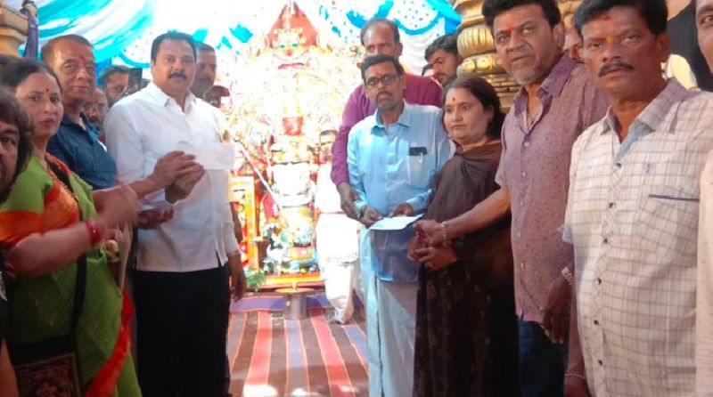 Actor Shivarajkumar donates to Dyamavvadevi in kubaturu at shivamogga rav