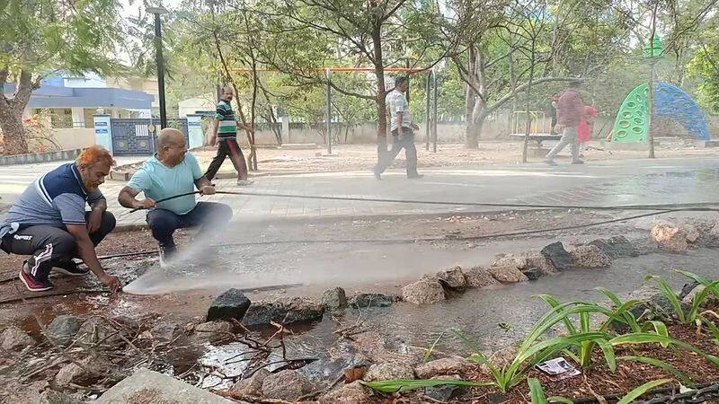 many of liters drinking water overflowing on roads in coimbatore