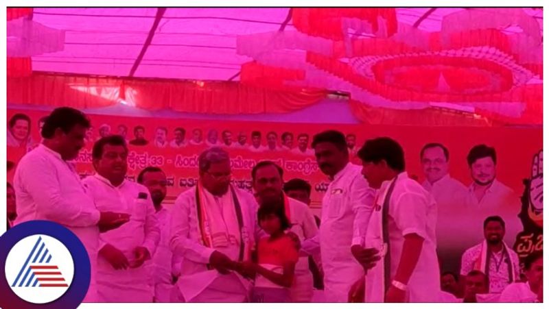 vijayapura girl donated five thousand rupees to Siddaramaiah to become CM gow