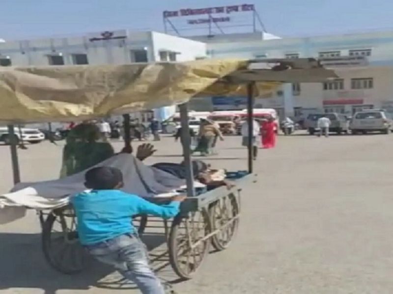 Not getting Ambulence 7 year old son takes sick father to hospital by cart puller in MP akb