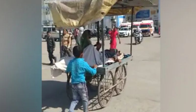 Boy Takes Father To Hospital In Pushcart azn