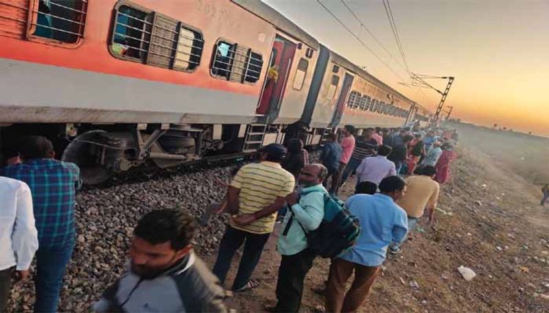 Godavari Express Train  Reaches To  Secunderabad  Railway Station