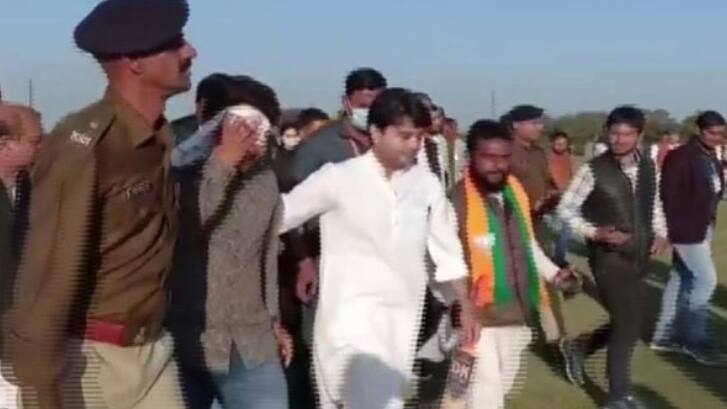 rewa news jyotiraditya scindia played cricket at inauguration of stadium BJP worker injured by ball hit by him 