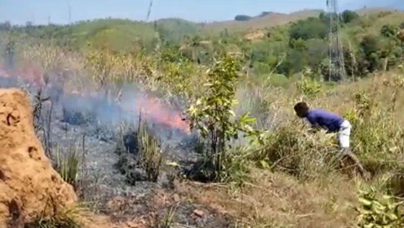 Hassan sakaleshpur forest fire  forest guard died in hospital bengaluru suh 