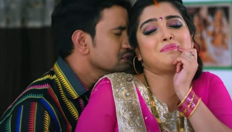 Bhojpuri SEXY video Amrapali Dubey Nirahua bedroom  romance in Dhadak Jala Chhatiya goes viral RBA