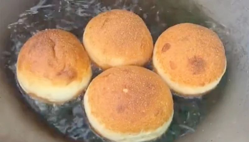 food lovers criticize desi burger preparation in street food stall hyp