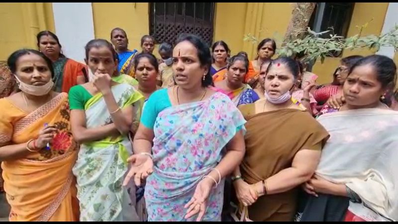 The victims filed a complaint demanding action against the woman who cheated by chit fund