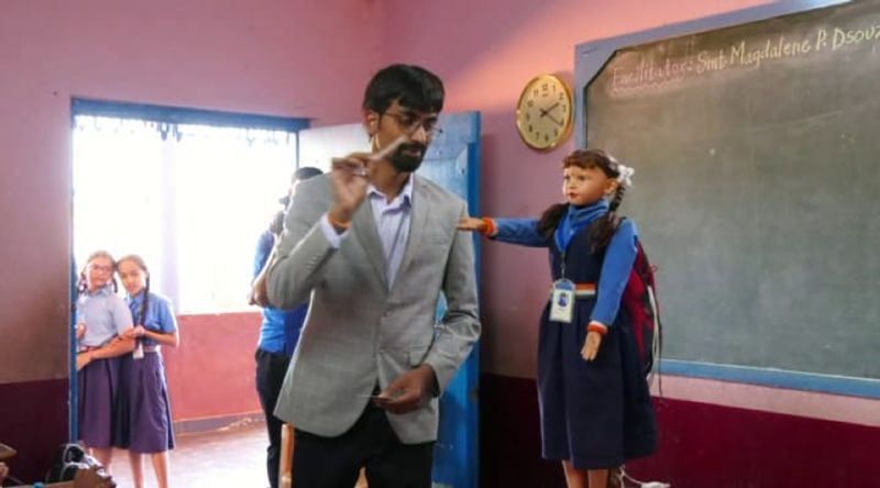 robot teacher teaches in sirsi school attracts students gvd