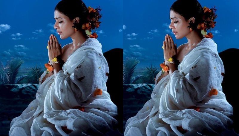 Actress Samantha Praying to lord shiva interesting posg