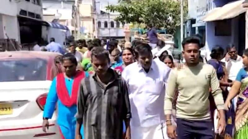 Naam Tamilar Katchi leader seeman cadre stage road block in Erode election campaign 