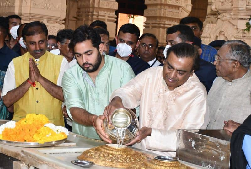 Mukesh Ambani Visits Somnath Temple In Gujarat, Donates 1.51 Crores