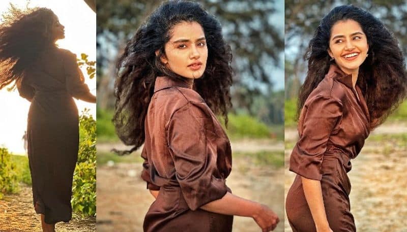 Anupama Parameswaran mind blowing stills in trendy wear