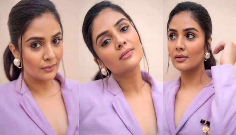 Anchor Sreemukhi stunning poses in trendy wear