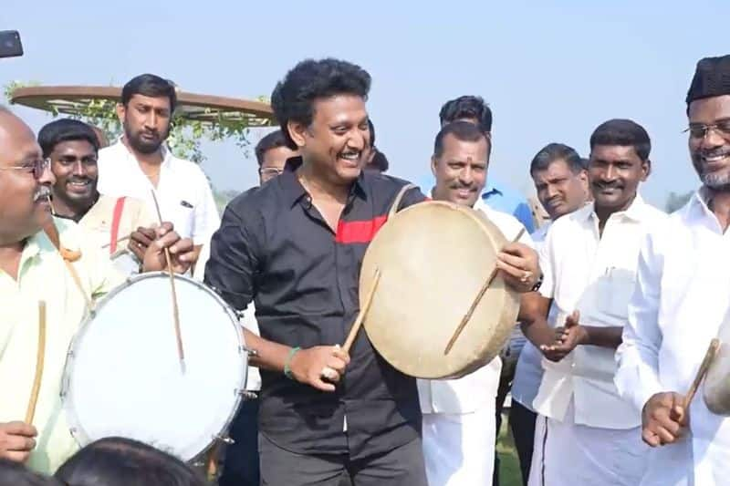 minister anbil mahesh learned to play drums while erode east election campaign