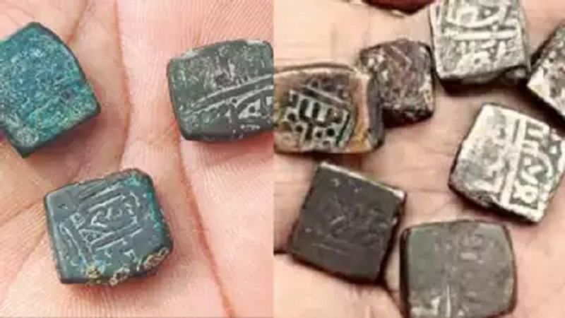 Mughal coin found in Madhya Pradesh, people shared coins each other akb