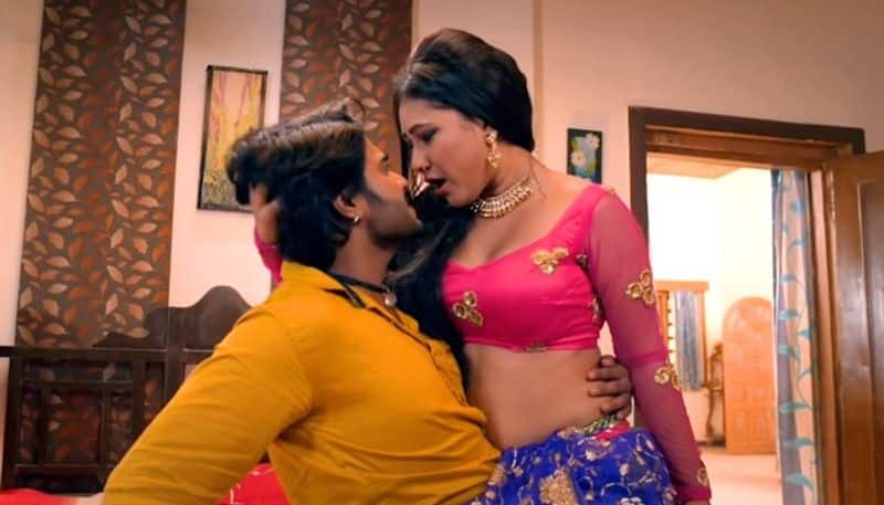 Bhojpuri SEXY video Priyanka Pandit Pradeep Pandey BOLD bedroom song Chintu is too hot to handle-WATCH RBA