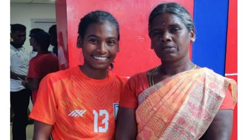 india woman football player sandhiya ranganathan emotional tweet about her mother goes viral 