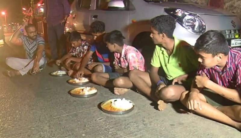 Students Protest For Poor Food at Karwar in Uttara Kannada grg