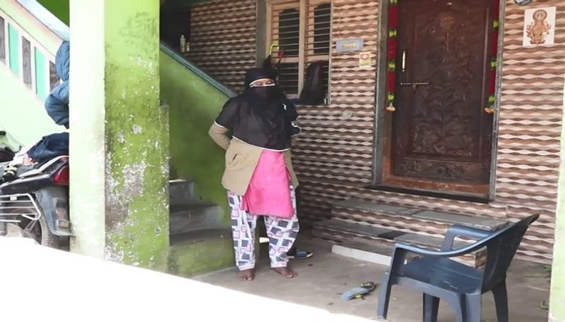 Woman Protest Alone in front of Her Lover's House in Kolar grg