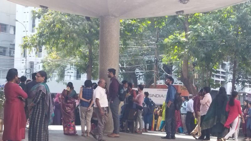 people got panic and leave the buildings after earthquake in chennai 