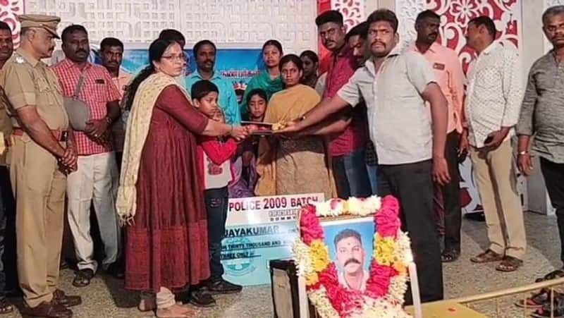 Karur policemen collected 24 lakh rupees and donated to the family of the policeman who died in the road accident 