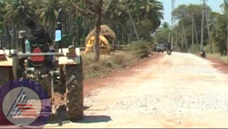 Poor road work Villagers protested by blocking the road in godabanal at chitradurga rav