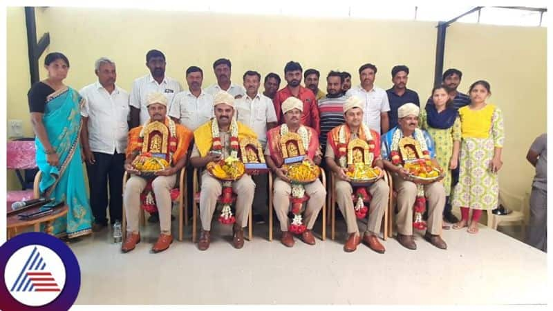 Village people felicitated the kunigal police who solved the murder case in Tumakuru gow