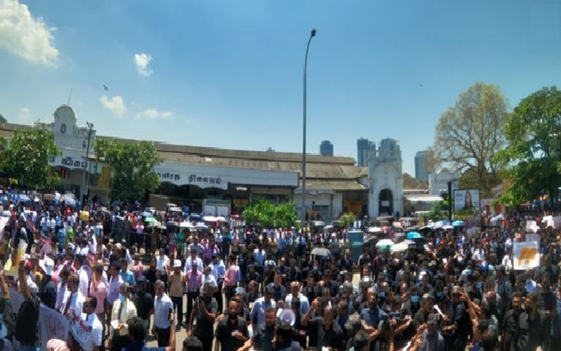 people in sri lanka are protesting against the increase in electricity tariffs