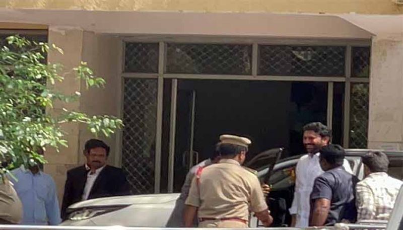 Kadapa  MP  YS Avinash Reddy  Appears  Before CBI   Investigation   lns 