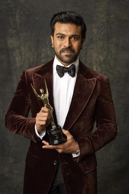 <p>రామ్ చరణ్‌కి ఇన్‌స్టాలో 26 మిలియన్ ఫాలోవర్లు ఉన్నారు.</p>
