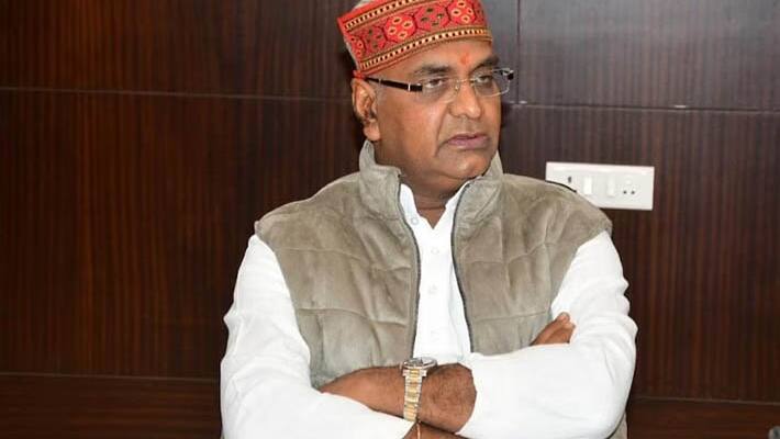 mp medical education ministers vishwas sarang car accident in tikamgarh 