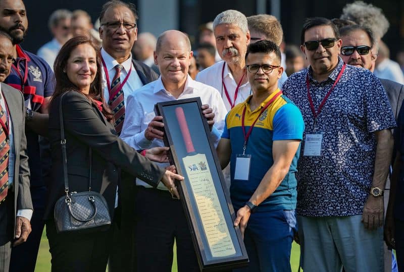 German Chancellor Olaf Scholz gets 15-minute cricket lesson from Royal Challengers Bangalore RCB players... and a bat-ayh