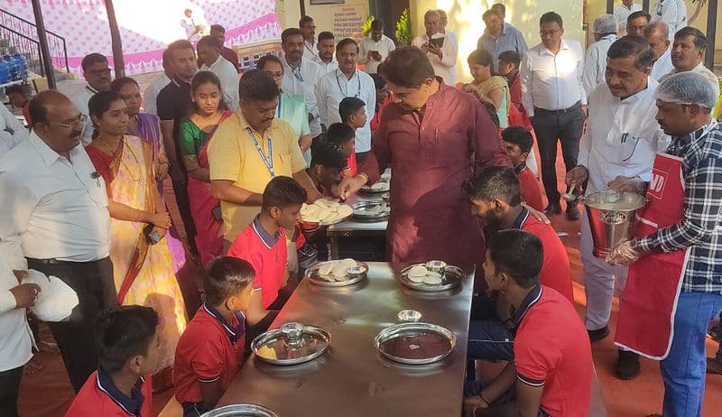 Minister R Ashok Served Breakfast to the Hostel Childrens gvd